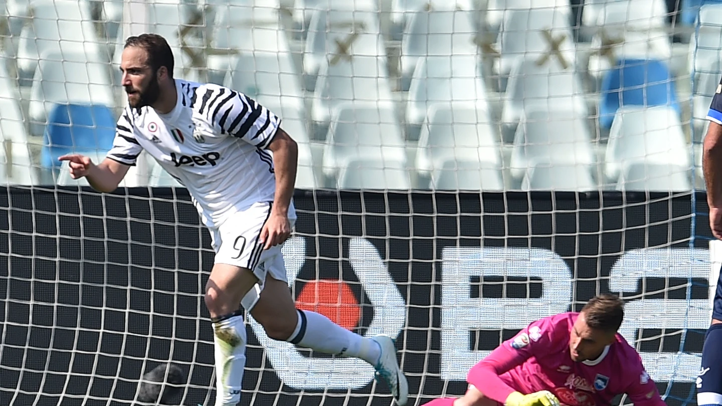 Higuaín celebra uno de sus dos goles ante el Pescara Higuaín celebra uno de sus dos goles ante el Pescara
