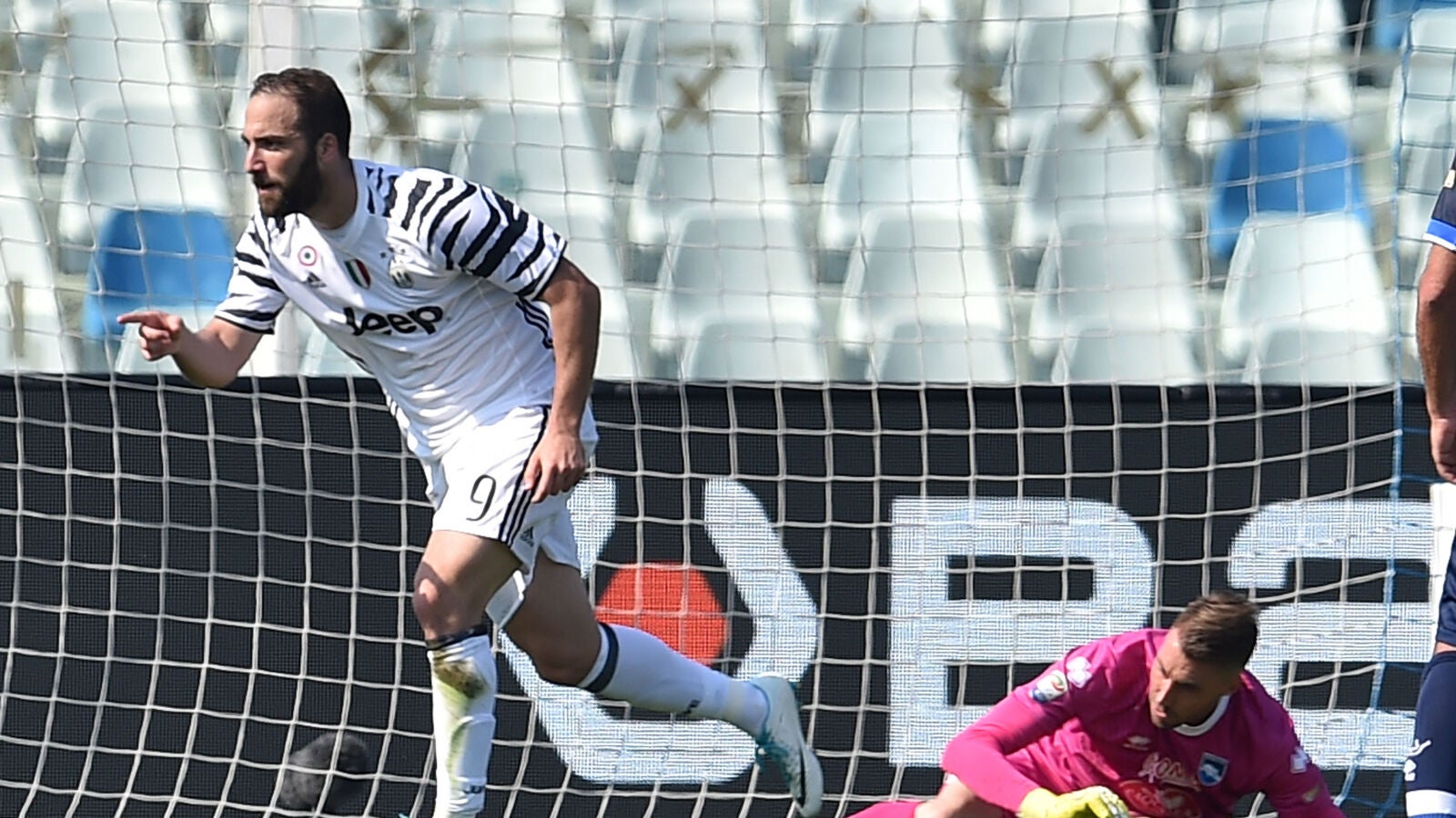 Higua&iacute;n celebra uno de sus dos goles ante el Pescara