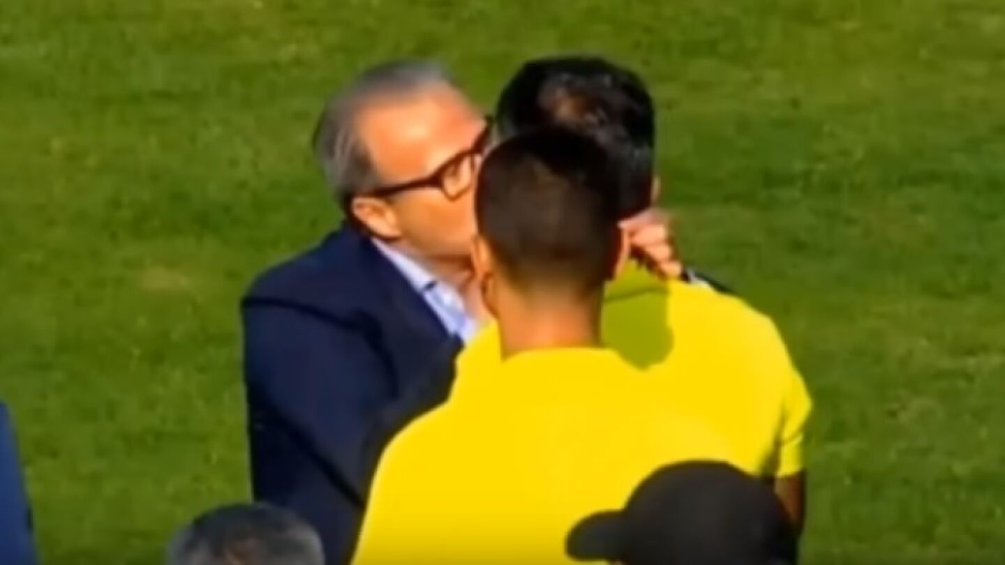 El presidente del Club Sfaxien, Moncef Khemakhem, besa al &aacute;rbitro