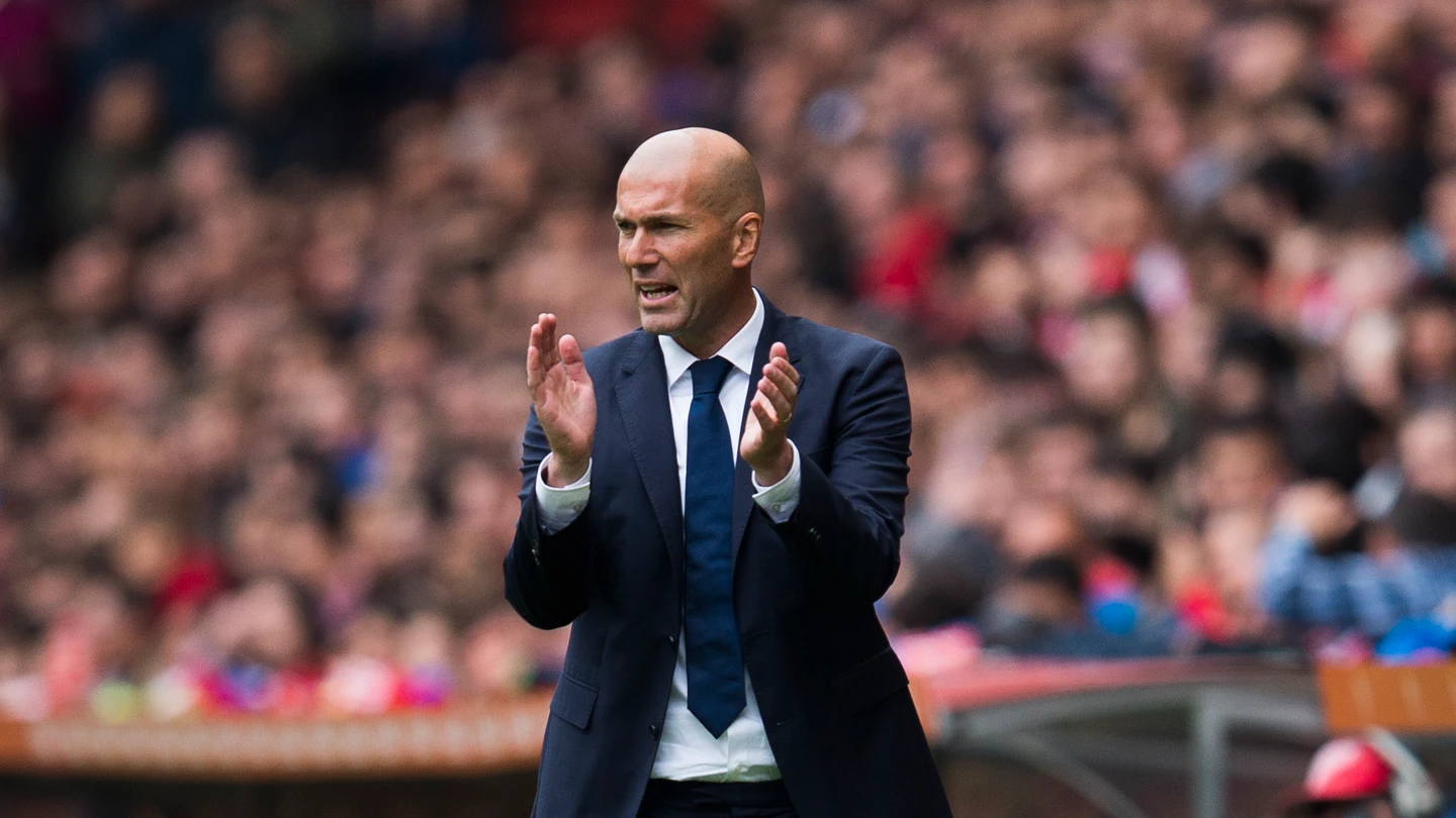 Zidane anima a su equipo en la banda del Calderón Zidane anima a su equipo en la banda del Calderón
