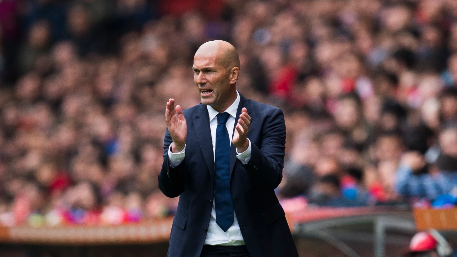 Zidane anima a su equipo en la banda del Calderón