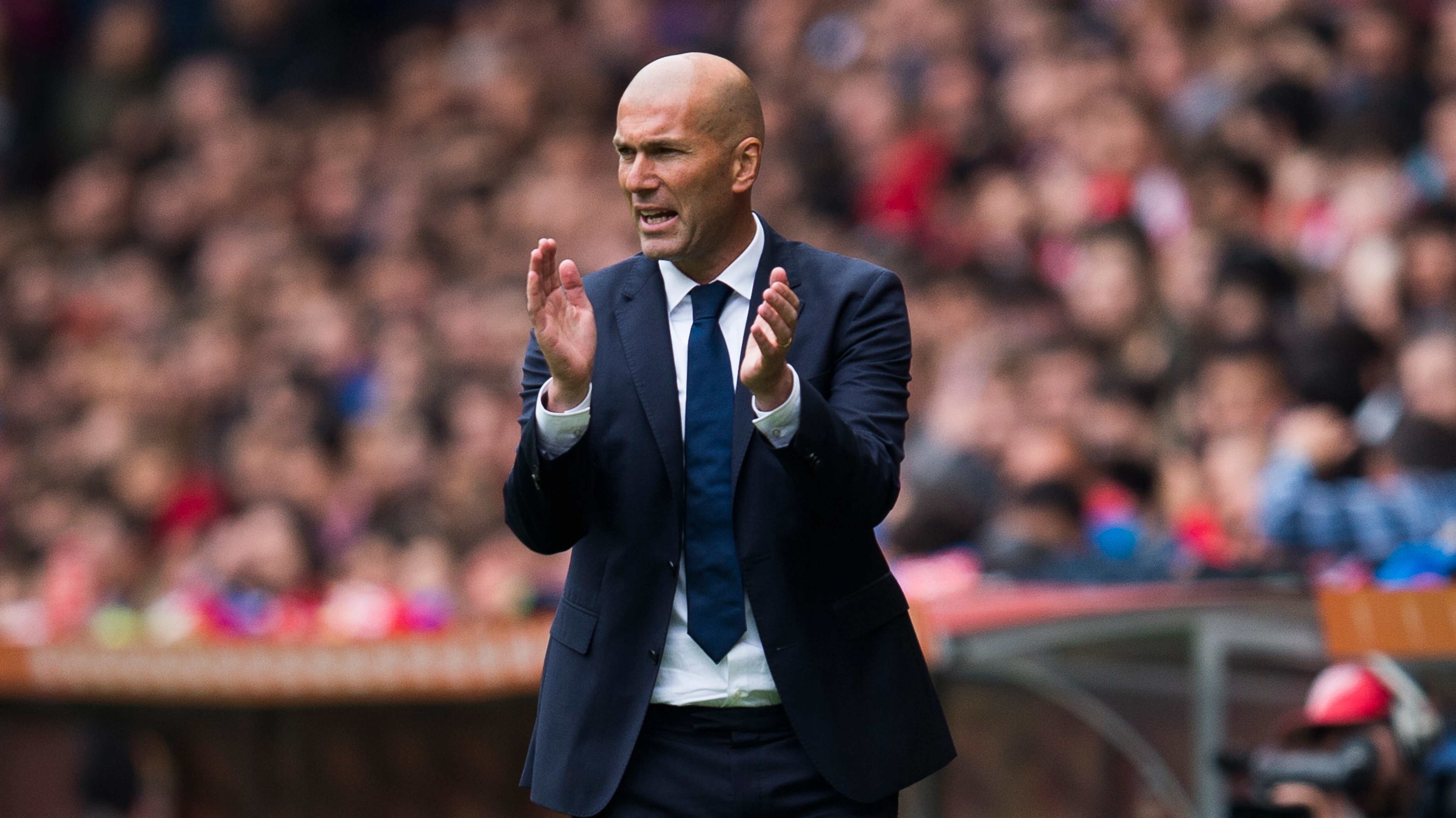 Zidane anima a su equipo en la banda del Calderón Zidane anima a su equipo en la banda del Calderón