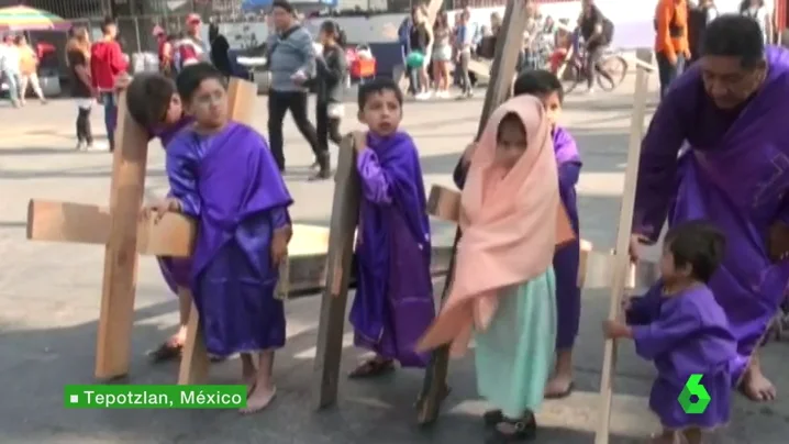 Frame 58.33499 de: Celebrando misas en templos atacados por Daesh o coronando Brooklyn con grandes cruces: las celebraciones de Semana Santa se reproducen en todo el mundo