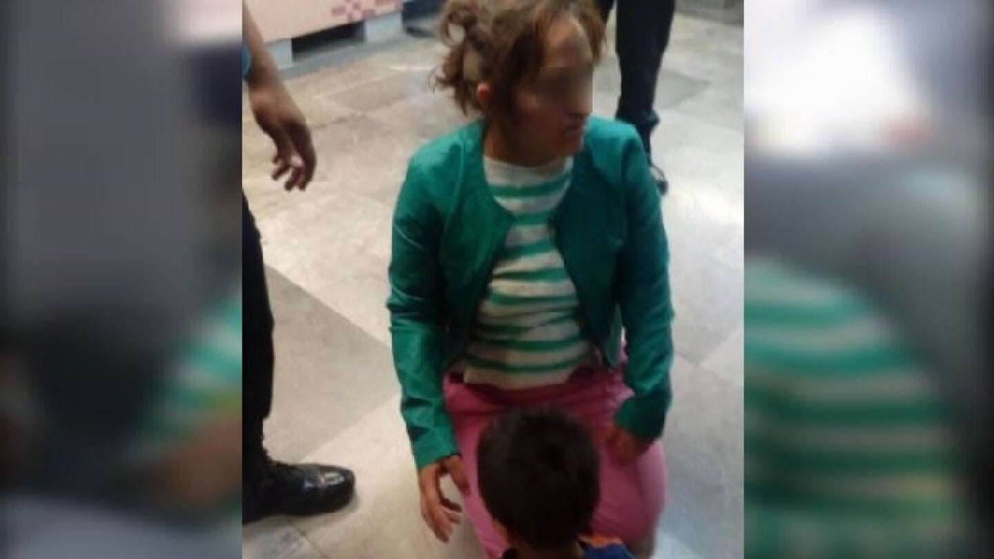 Madre e hijo acompa&ntilde;ados por la polic&iacute;a