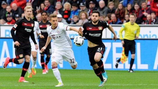 evin Volland y Joshua Kimmich pelean por un bal&oacute;n