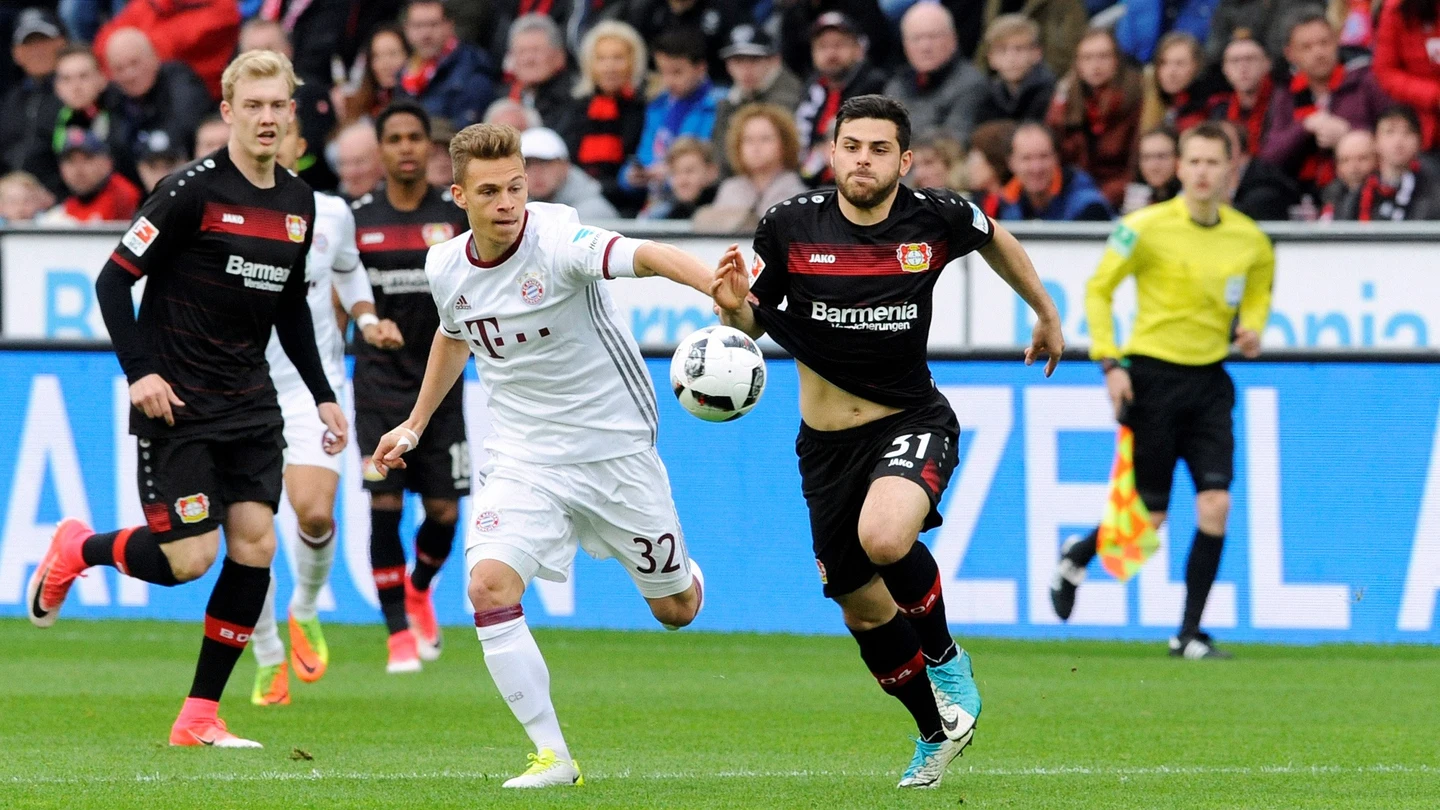 evin Volland y Joshua Kimmich pelean por un balón evin Volland y Joshua Kimmich pelean por un balón