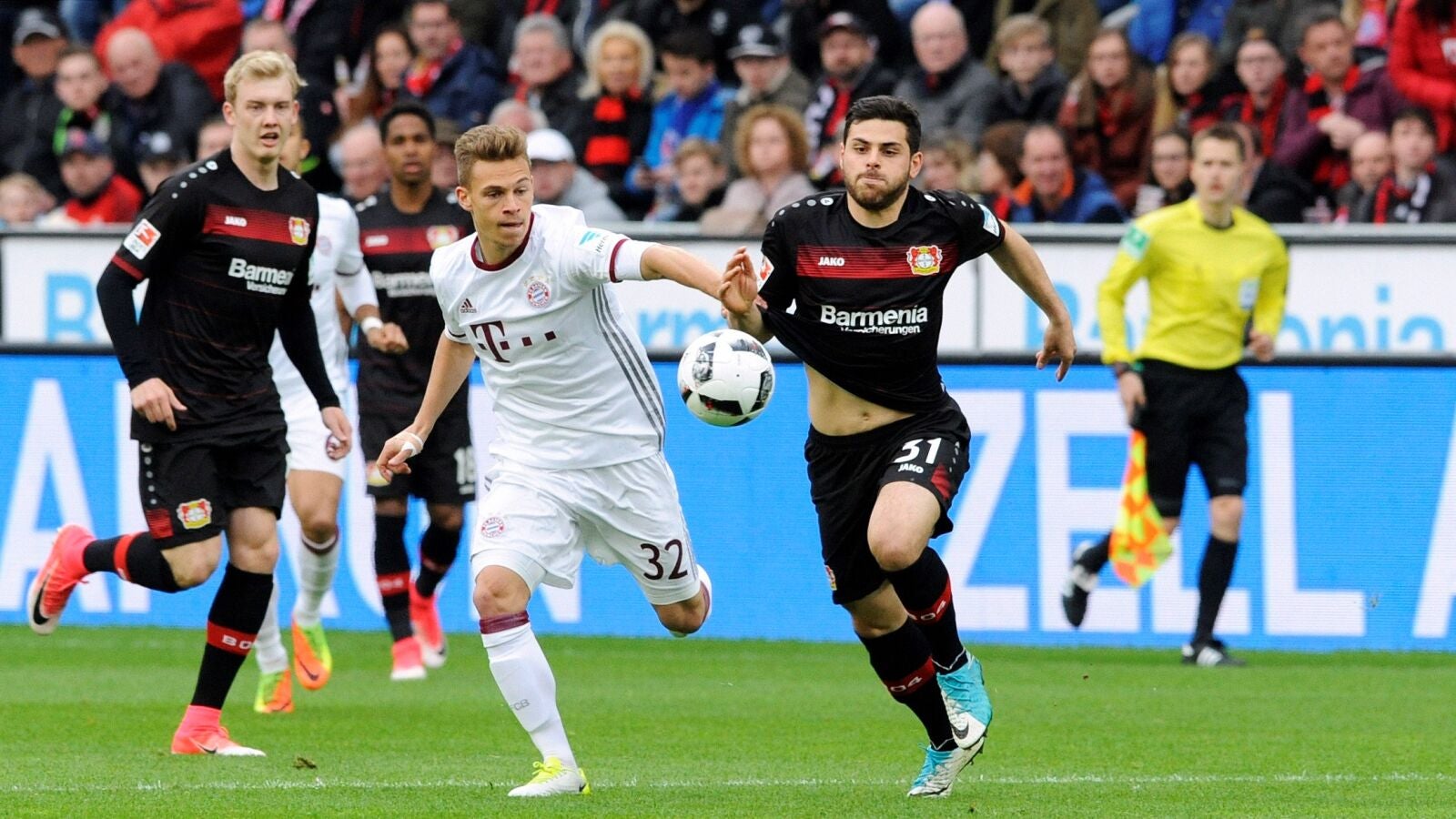 evin Volland y Joshua Kimmich pelean por un bal&oacute;n