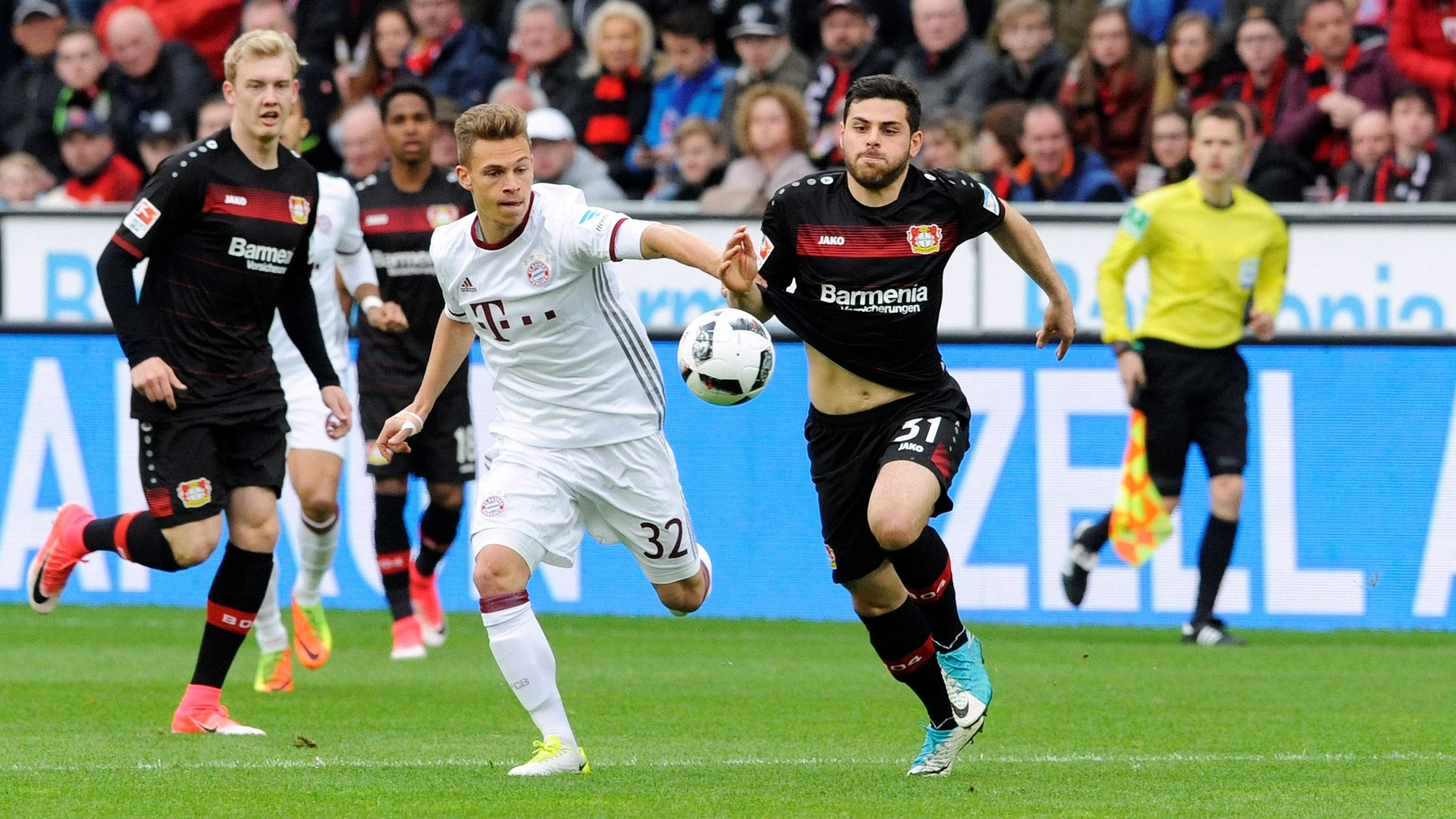 evin Volland y Joshua Kimmich pelean por un balón