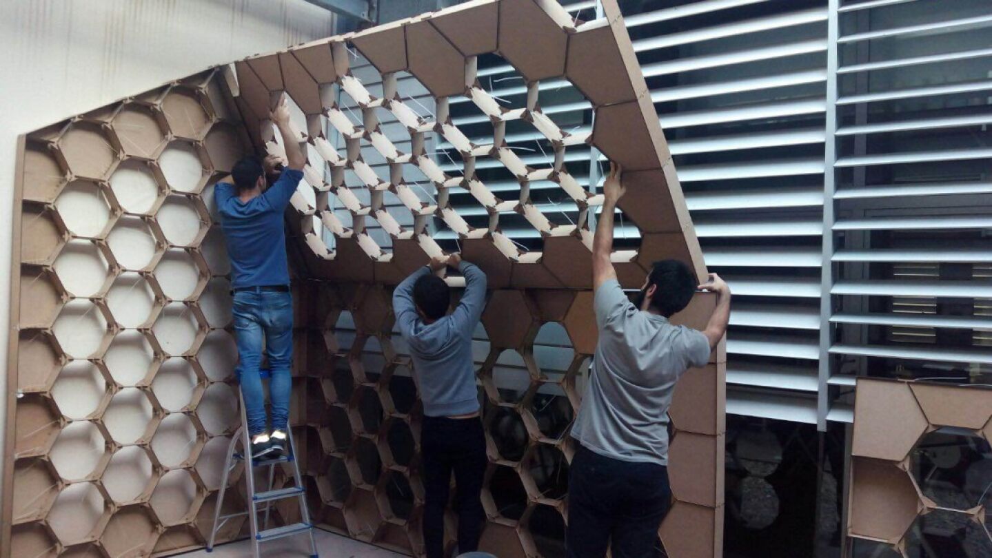 Casa construida con cart&oacute;n 