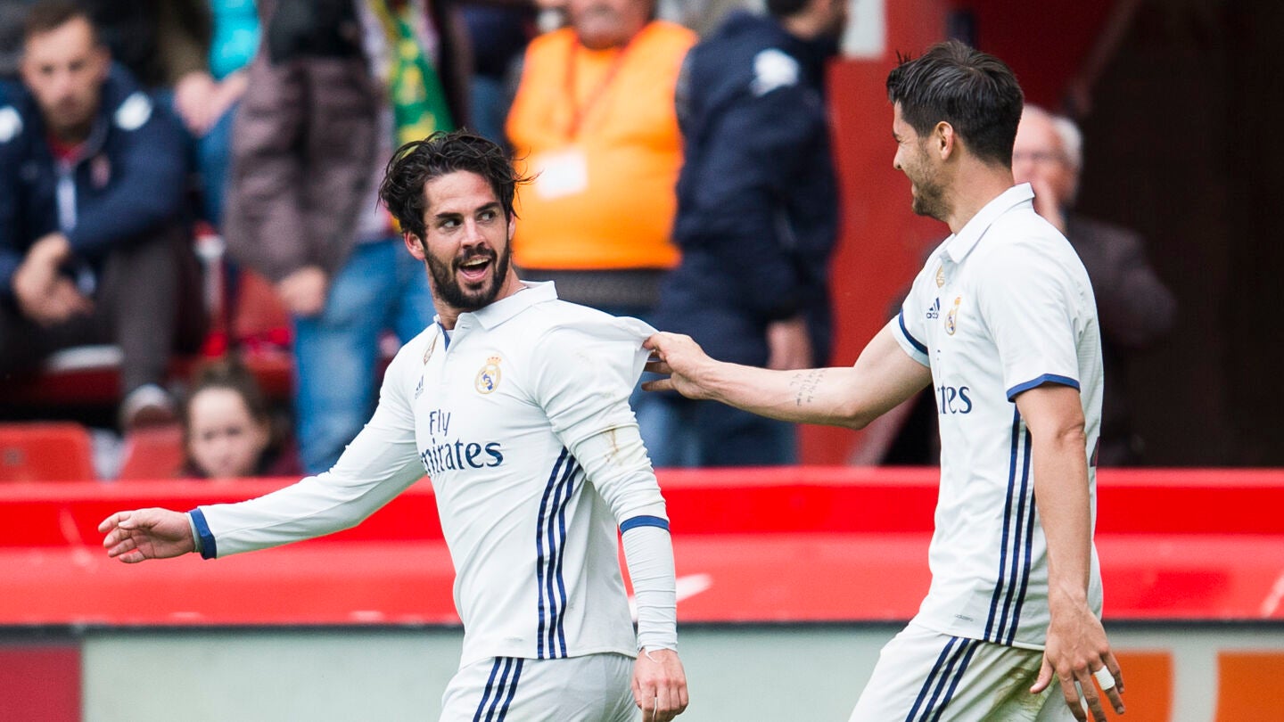 Isco Alarc&oacute;n celebra con Morata el 2-3 en El Molin&oacute;n
