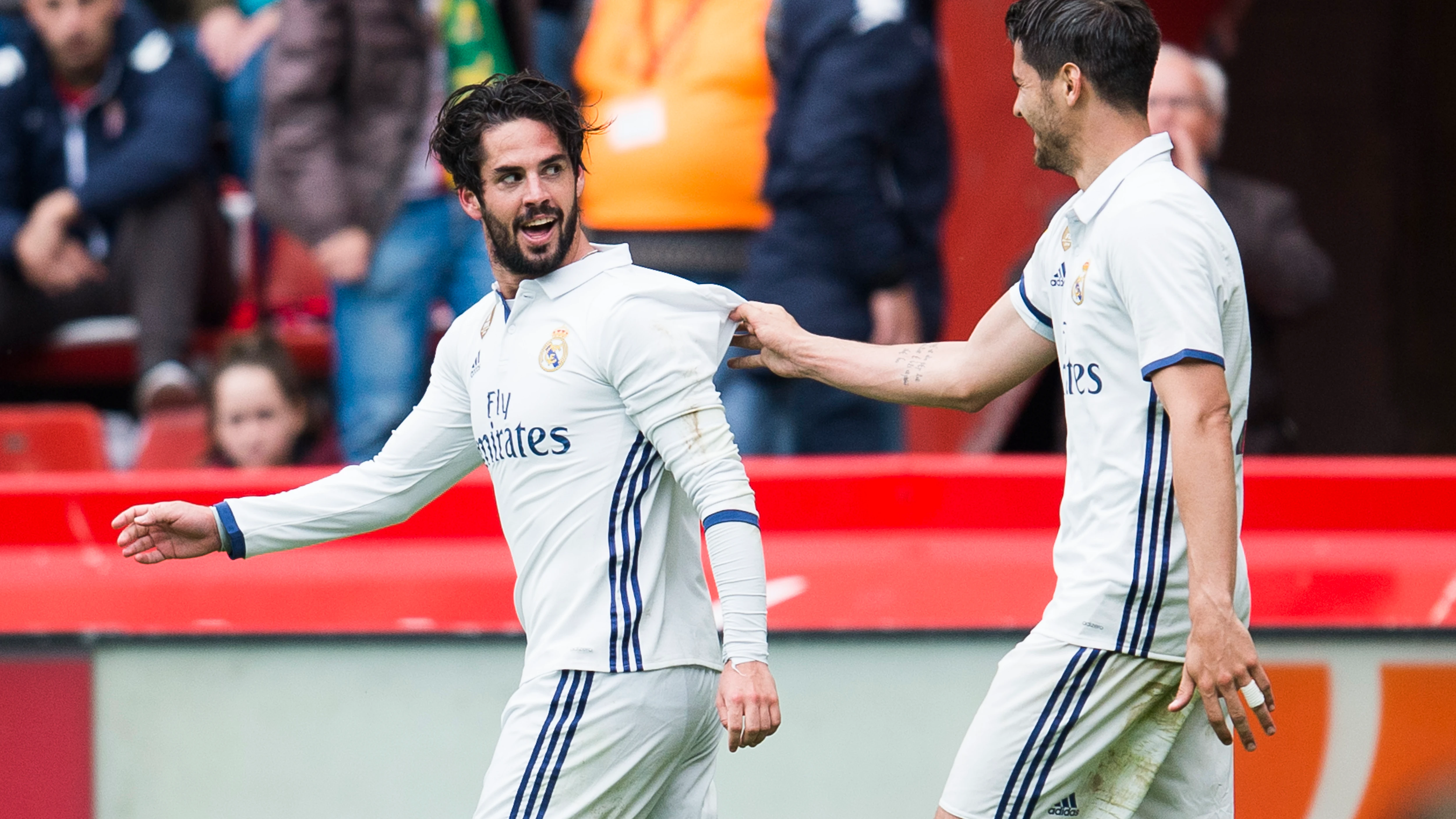 Isco Alarcón celebra con Morata el 2-3 en El Molinón