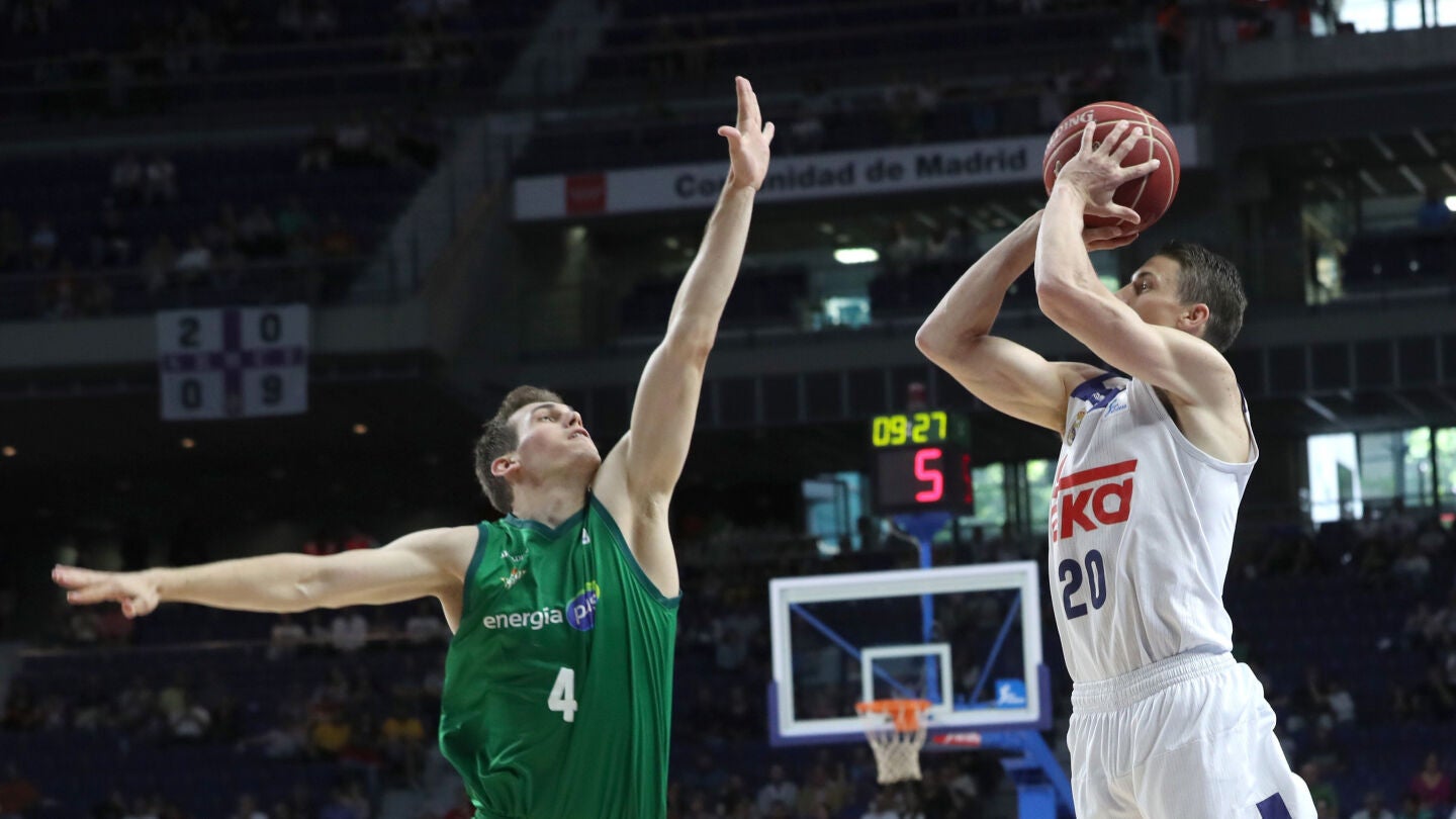 Carroll lanza a canasta ante la defensa de Nikola Radicevic