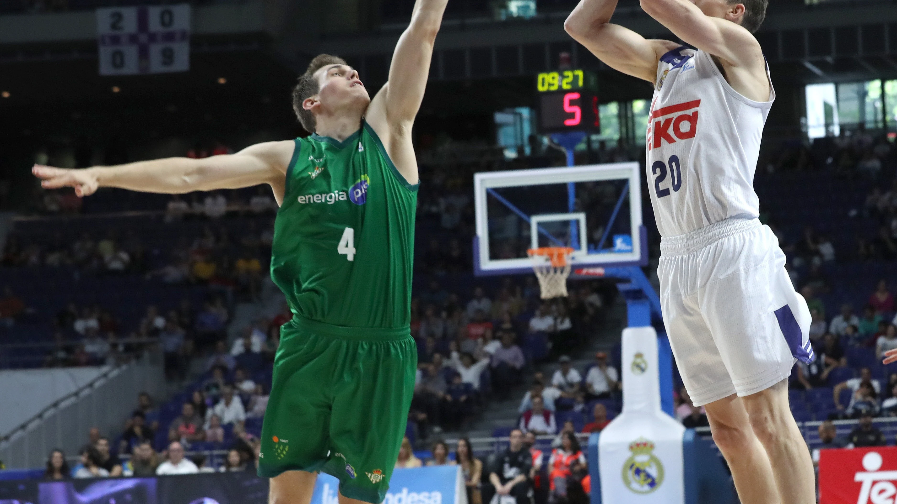 Carroll lanza a canasta ante la defensa de Nikola Radicevic Carroll lanza a canasta ante la defensa de Nikola Radicevic