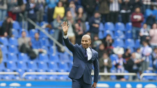 Mauro Silva saluda a la afición deportivista en Riazor Mauro Silva saluda a la afición deportivista en Riazor