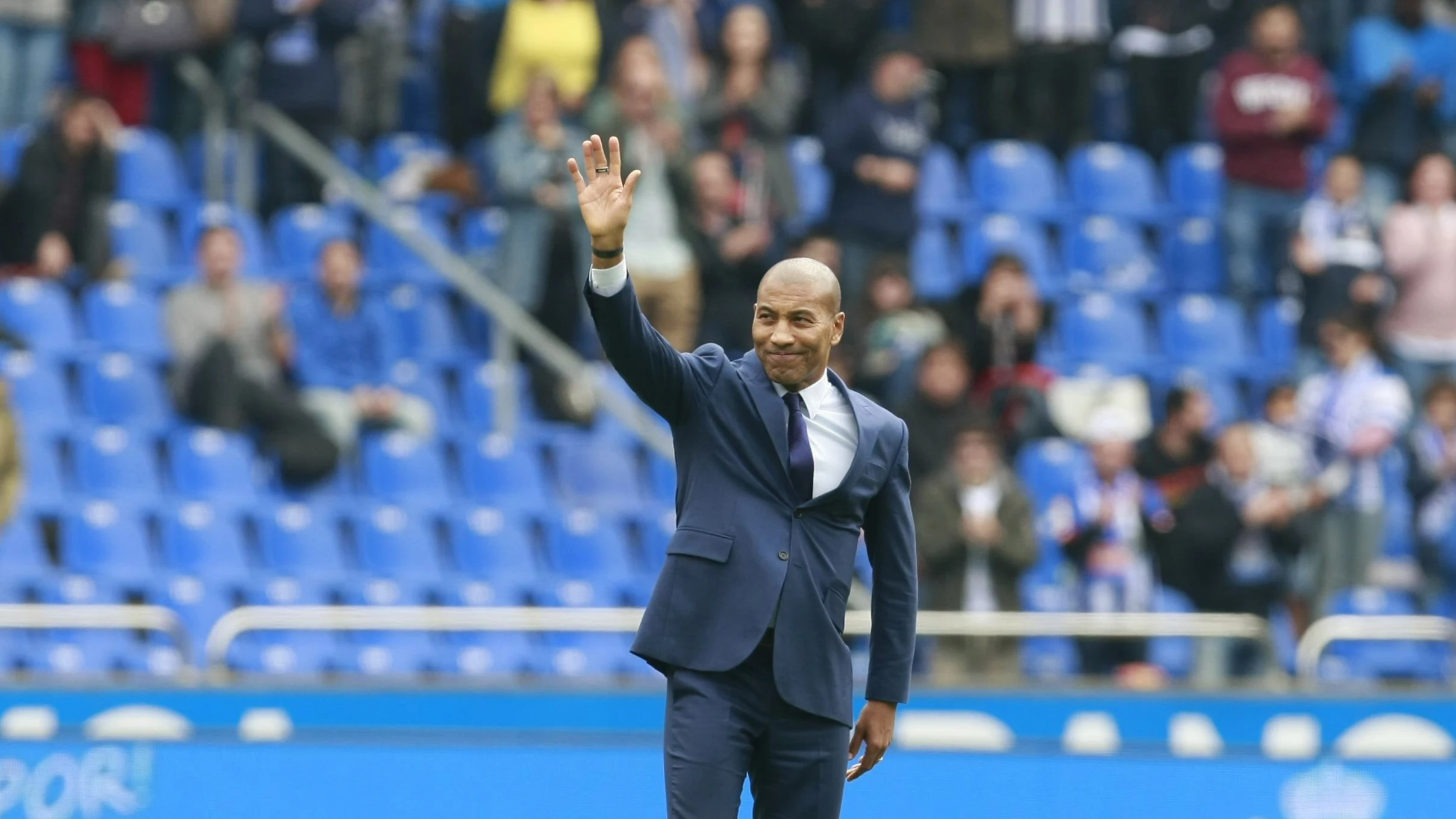 Mauro Silva saluda a la afición deportivista en Riazor