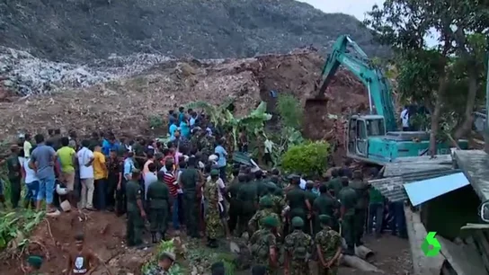 Al menos 19 muertos por el derrumbe de toneladas de basura en Sri Lanka Al menos 19 muertos por el derrumbe de toneladas