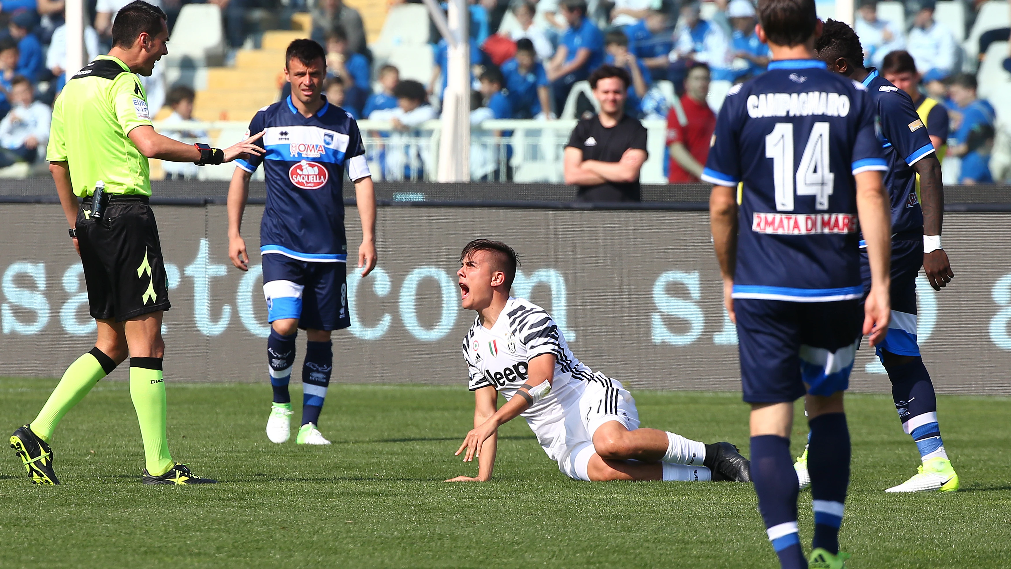 Dybala protesta tras recibir una falta ante el Pescara