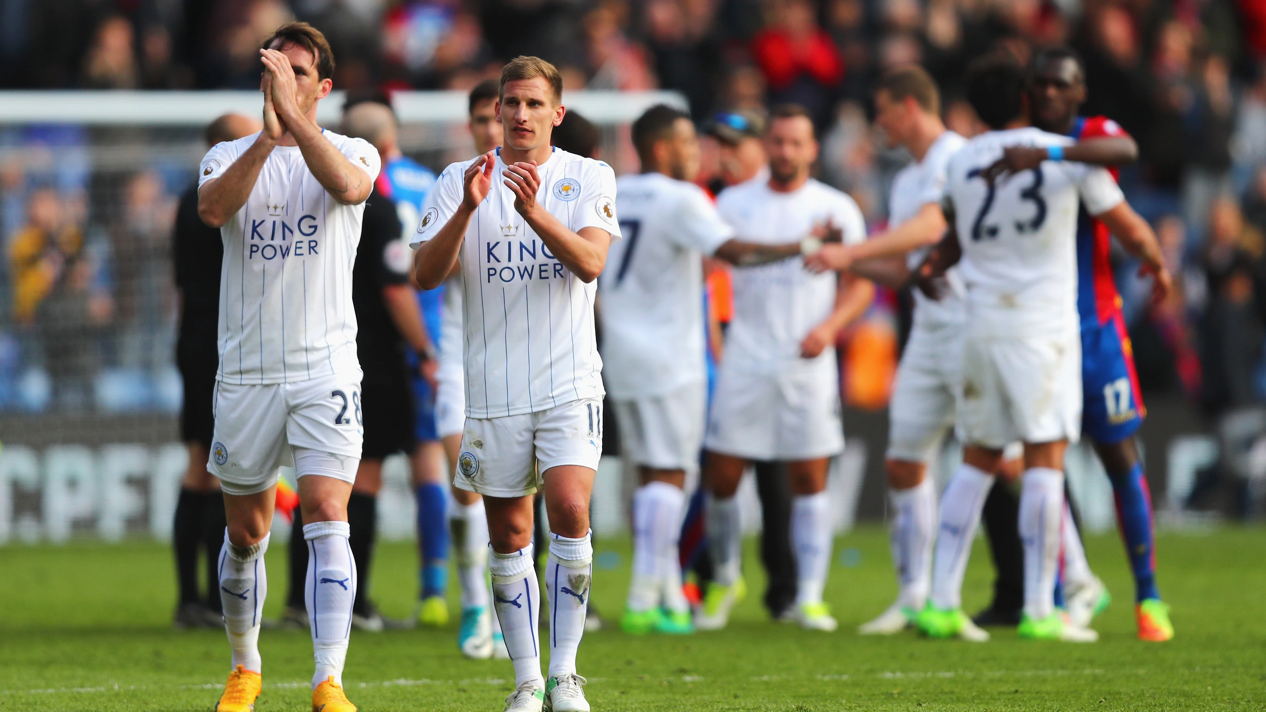 Los jugadores de Leicester agradecen el apoyo a sus aficionados en el campo del Crystal Palace