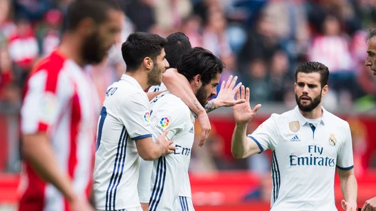 Isco celebra un gol en El Molinón Isco celebra un gol en El Molinón