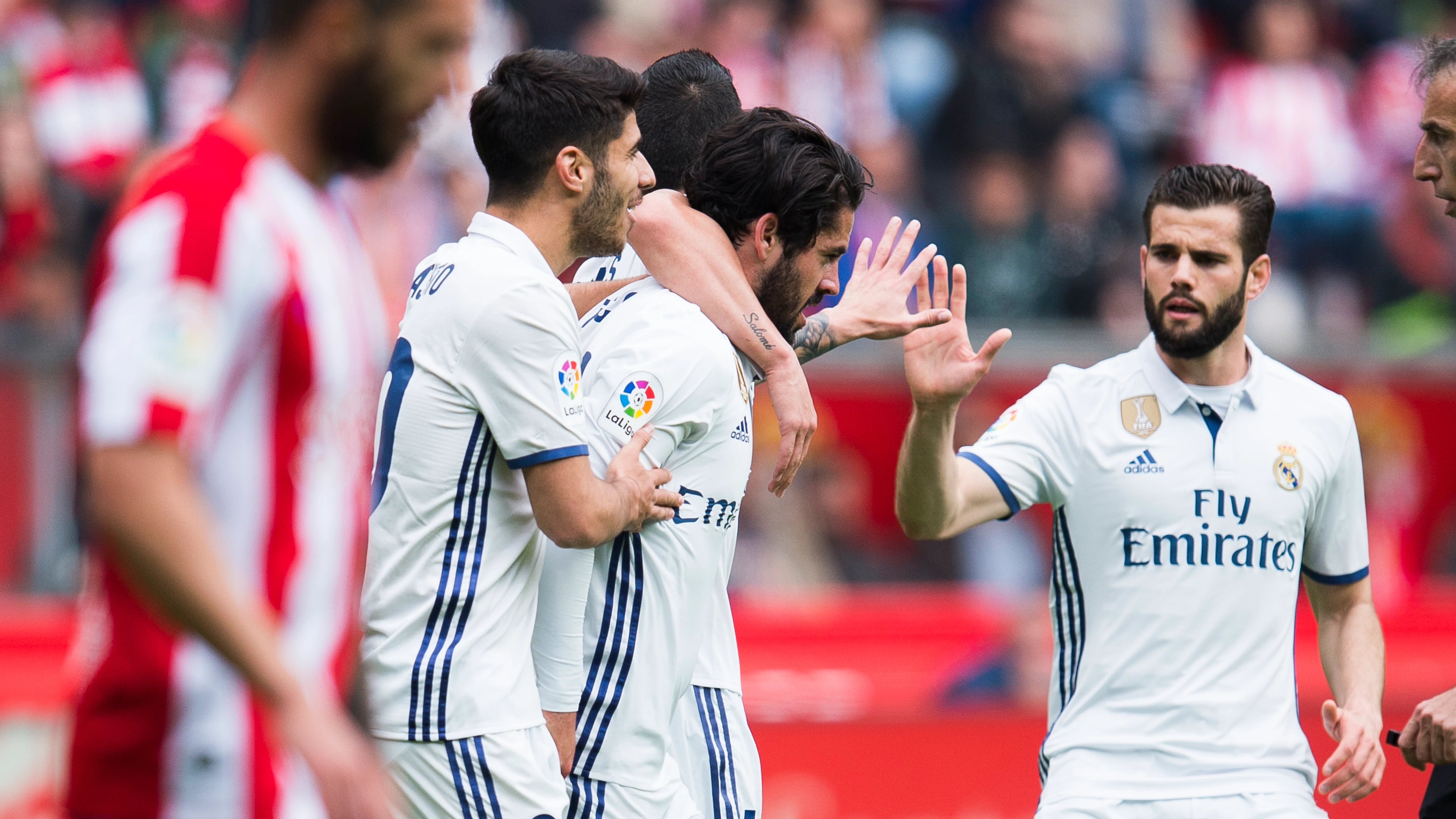 Isco celebra un gol en El Molinón