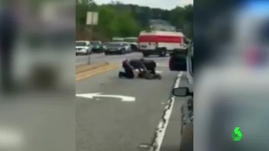 Despiden a dos policías por su agresión a un conductor en Estados Unidos Despiden a dos policías por su agresión a un conductor en Estados Unidos