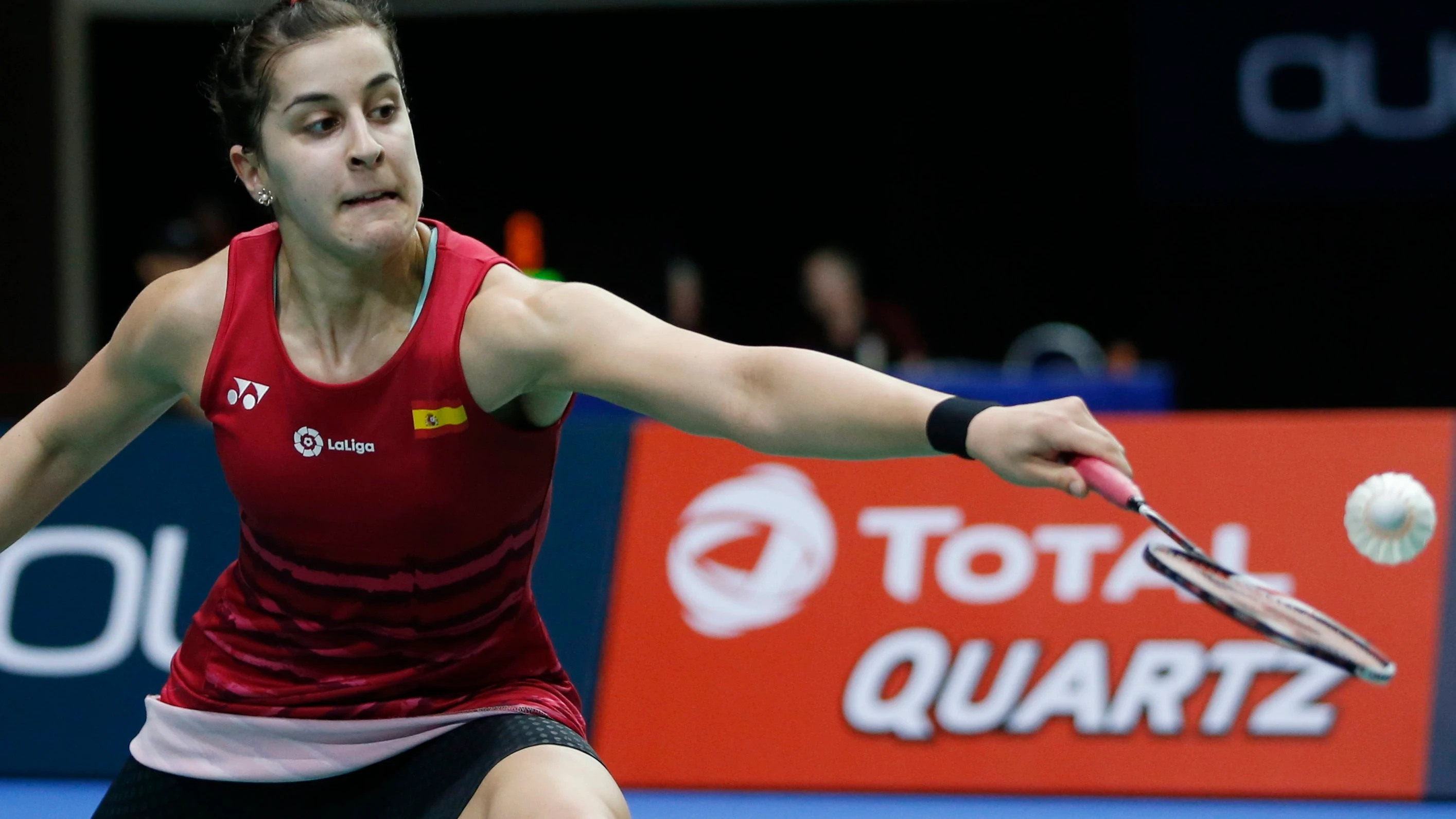 Carolina Marín, en acción en la semifinal en Singapur