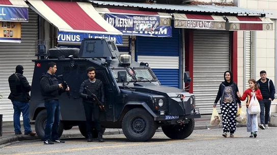 Tiroteo en el patio de un colegio el día del referéndum en Diyarbakir, Turquía Tiroteo en el patio de un colegio el día del referéndum en Diyarbakir, Turquía