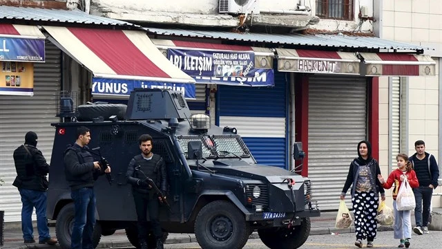 Tiroteo en el patio de un colegio el día del referéndum en Diyarbakir, Turquía Tiroteo en el patio de un colegio el día del referéndum en Diyarbakir, Turquía