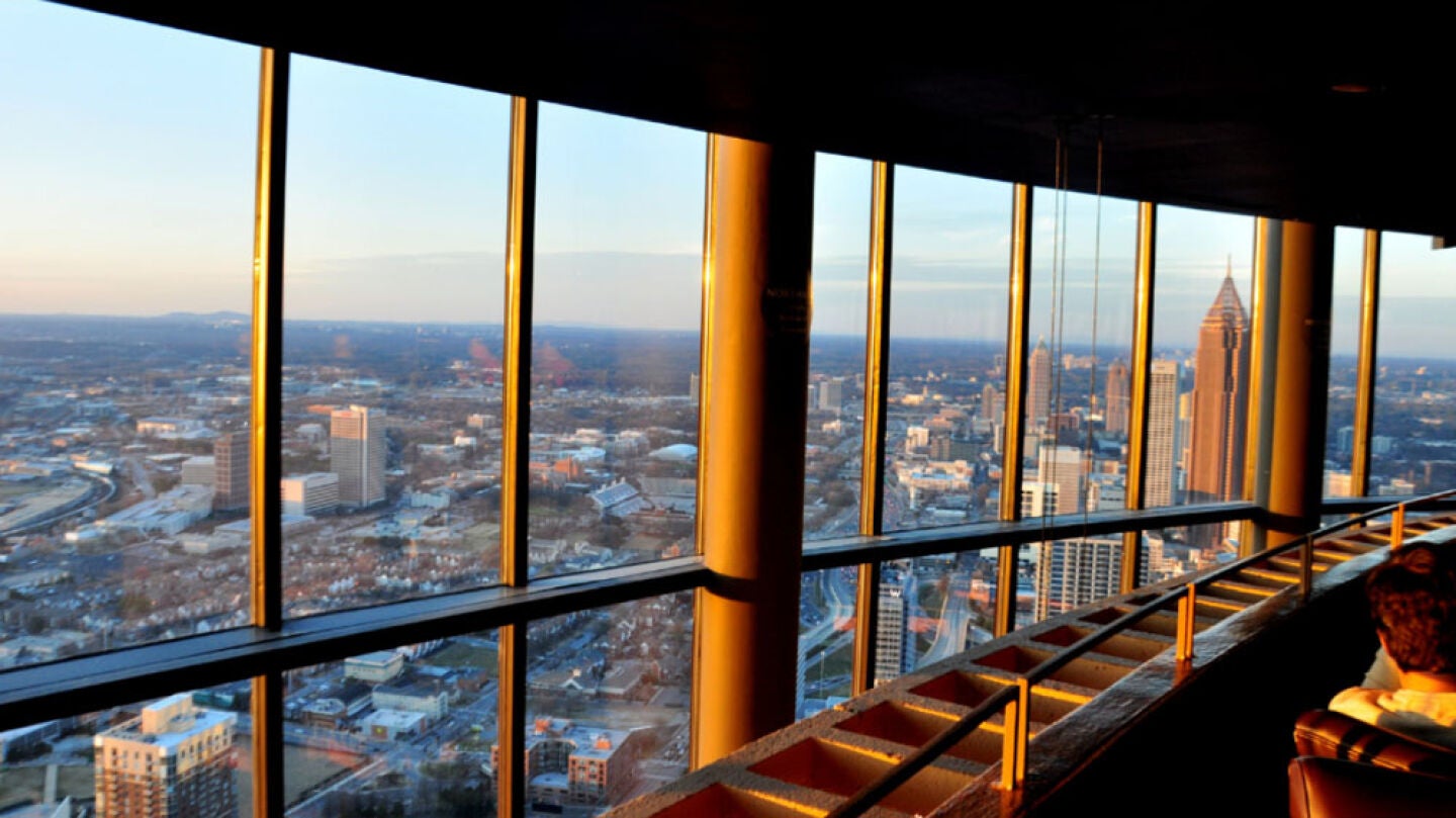 Vista desde el interior del restaurante de Atlanta en el que ha muerto un ni&ntilde;o