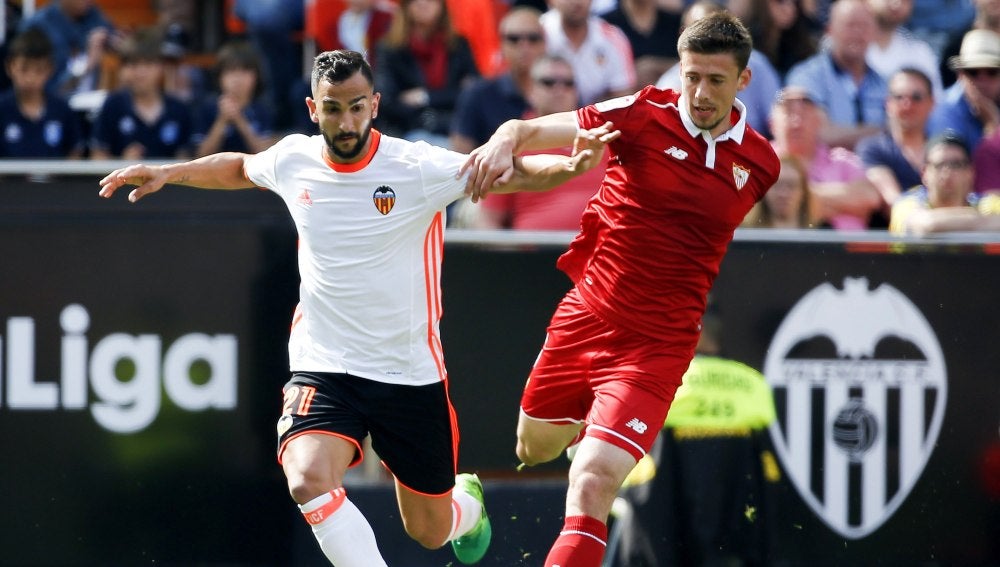 Montoya y Clement Lenglet pelean por un balón