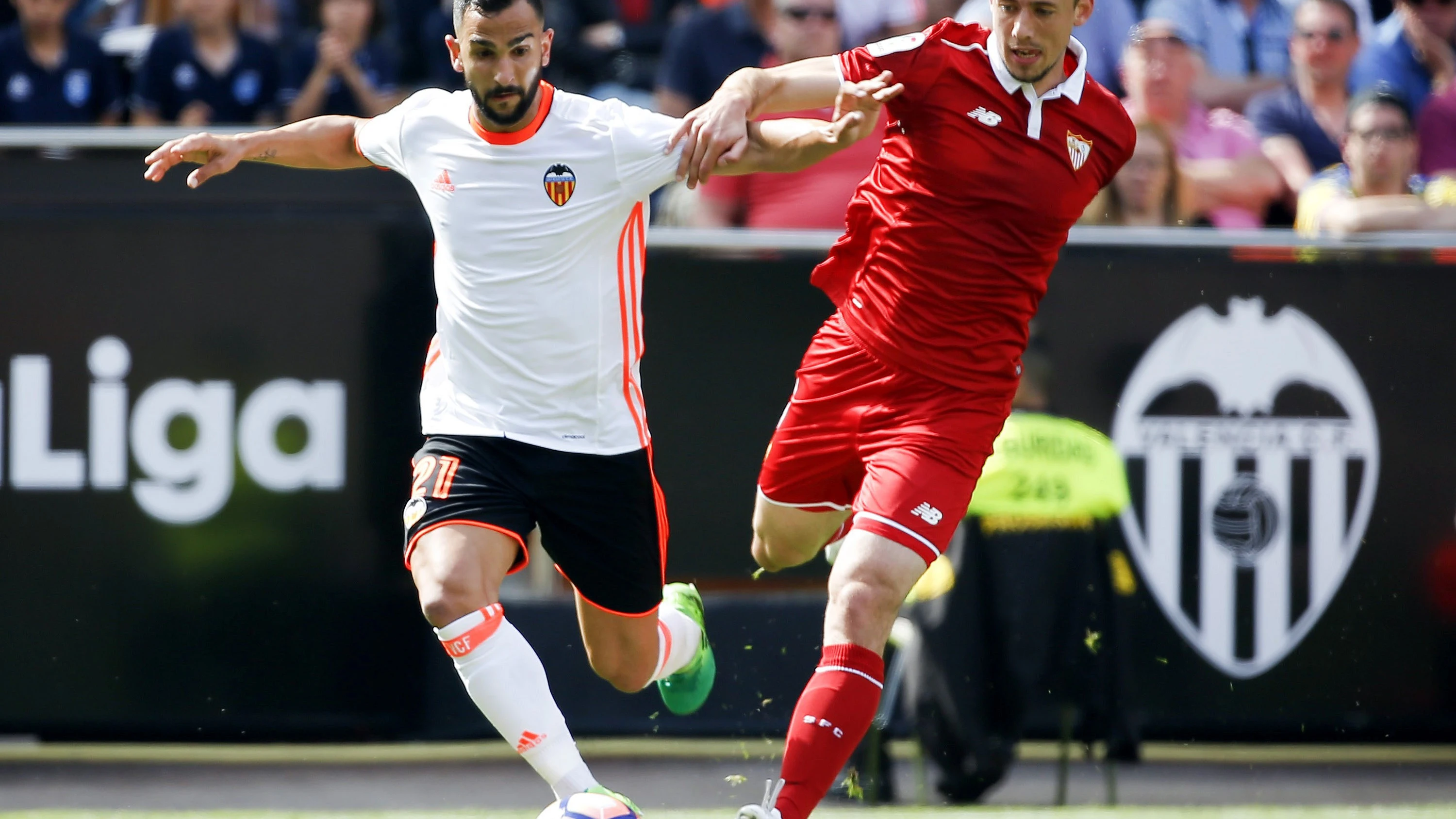 Montoya y Clement Lenglet pelean por un balón Montoya y Clement Lenglet pelean por un balón