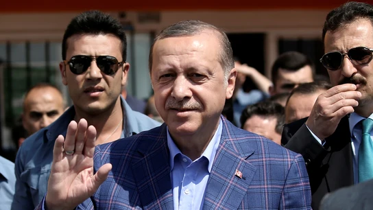 Erdogan, a la salida del colegio de votación Erdogan, a la salida del colegio de votación