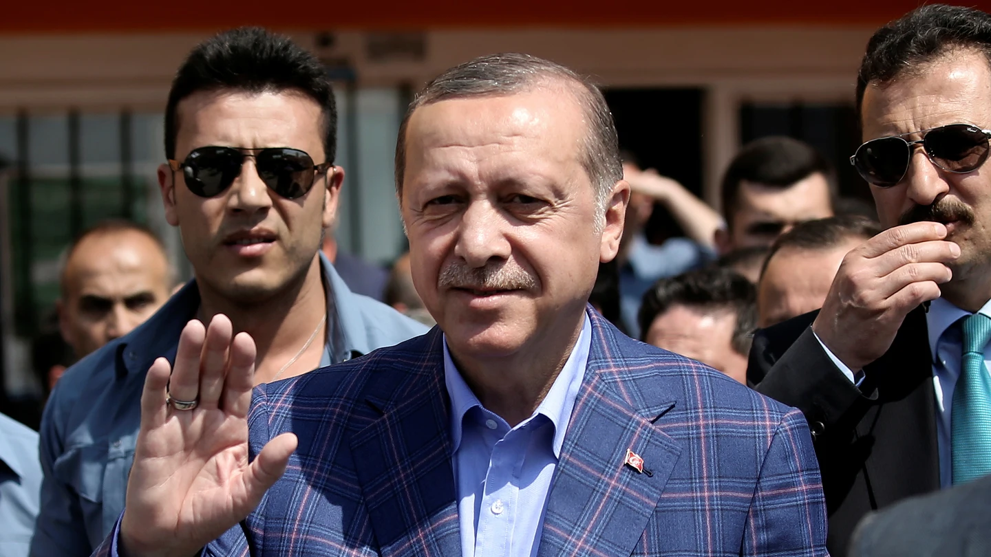 Erdogan, a la salida del colegio de votación Erdogan, a la salida del colegio de votación