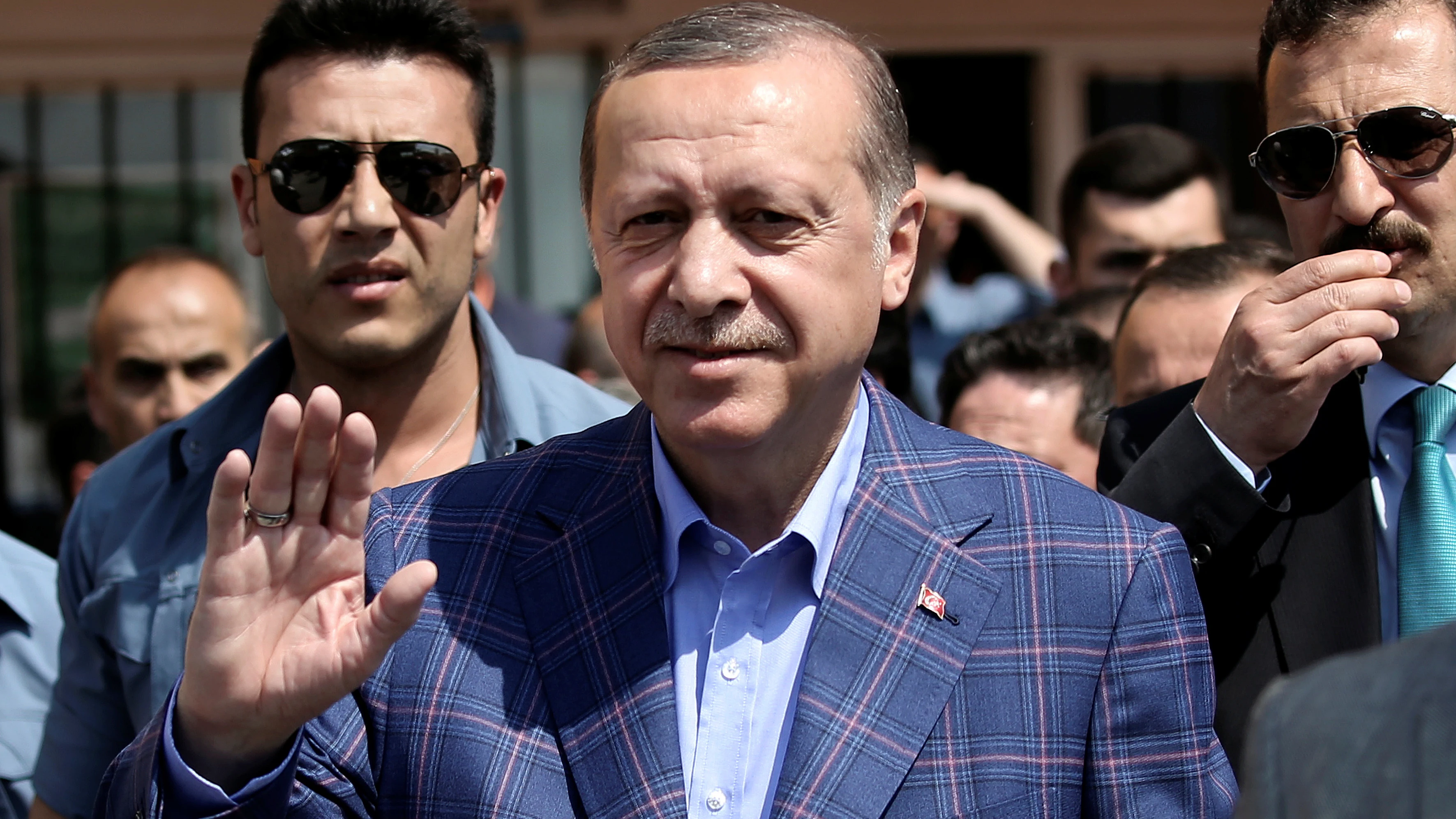 Erdogan, a la salida del colegio de votación Erdogan, a la salida del colegio de votación