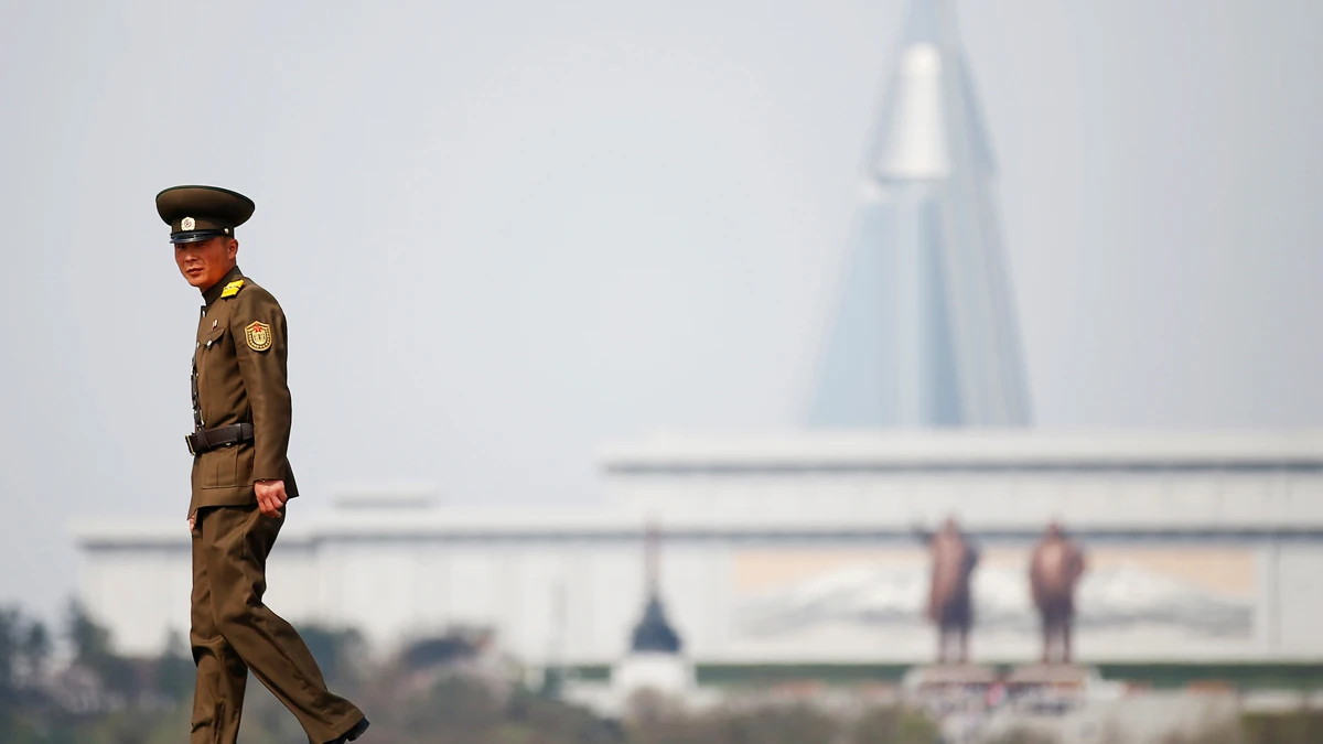 Un soldado durante el desfile militar de Pyongyang