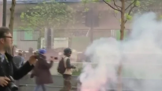 Enfrentamientos entre Policía y asistentes a una manifestación contra Le Pen en París Enfrentamientos entre Policía y asistentes a una manifestación contra Le Pen en París