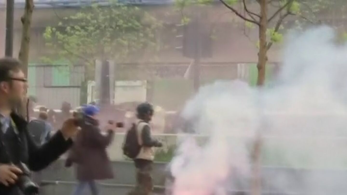 Enfrentamientos entre Polic&iacute;a y asistentes a una manifestaci&oacute;n contra Le Pen en Par&iacute;s
