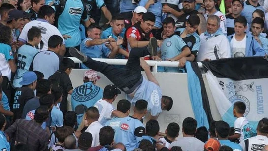 Aficionado arrojado grada abajo en el estadio Mario Alberto Kempes Aficionado arrojado grada abajo en el estadio Mario Alberto Kempes