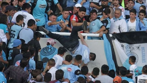 Aficionado arrojado grada abajo en el estadio Mario Alberto Kempes