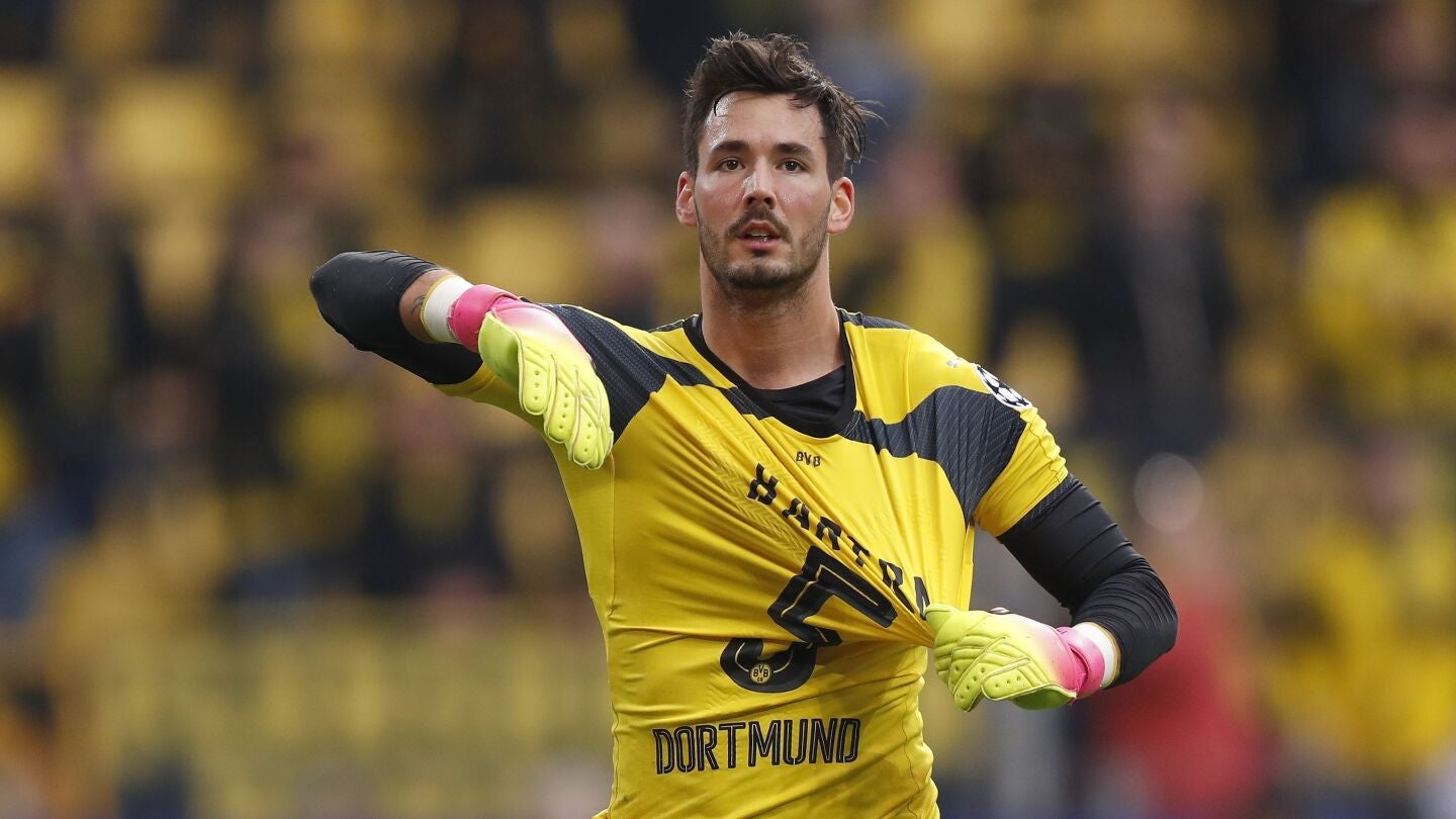 Roman B&uuml;rki calienta con una camiseta en apoyo a Bartra