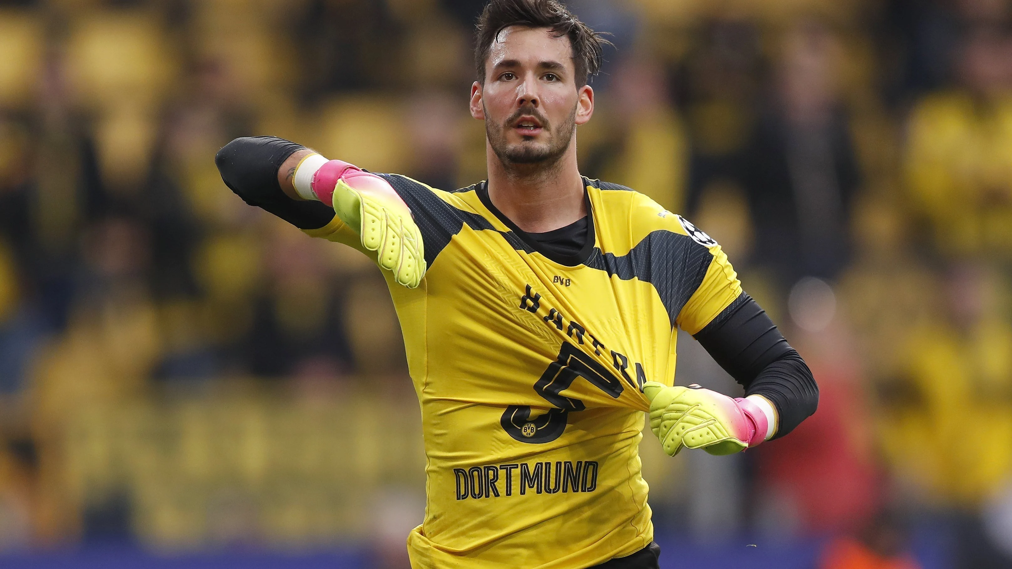 Roman Bürki calienta con una camiseta en apoyo a Bartra Roman Bürki calienta con una camiseta en apoyo a Bartra