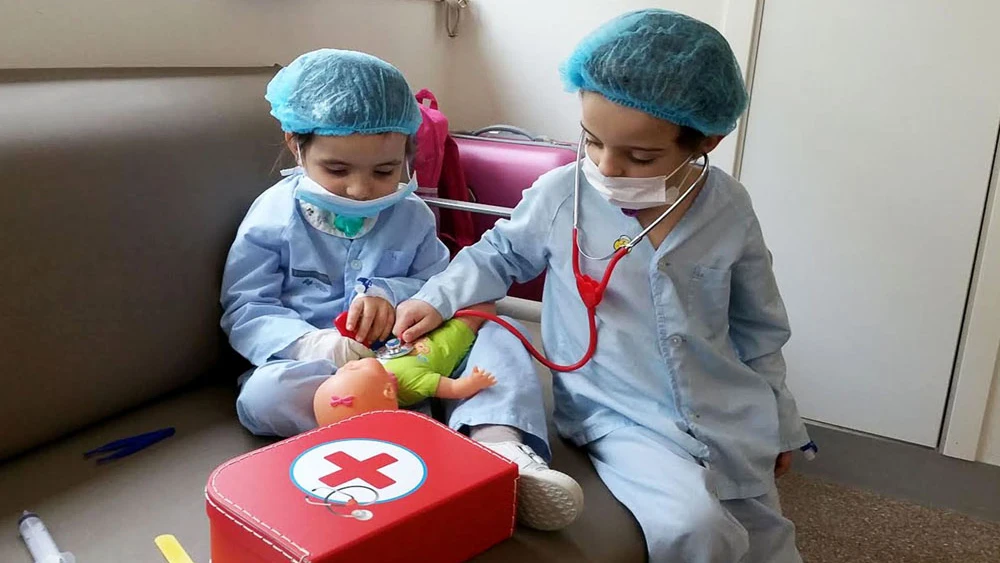 Guillermo y Mónica jugando