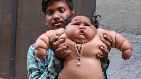 La pequeña Chachat junto a su padre La pequeña Chachat junto a su padre