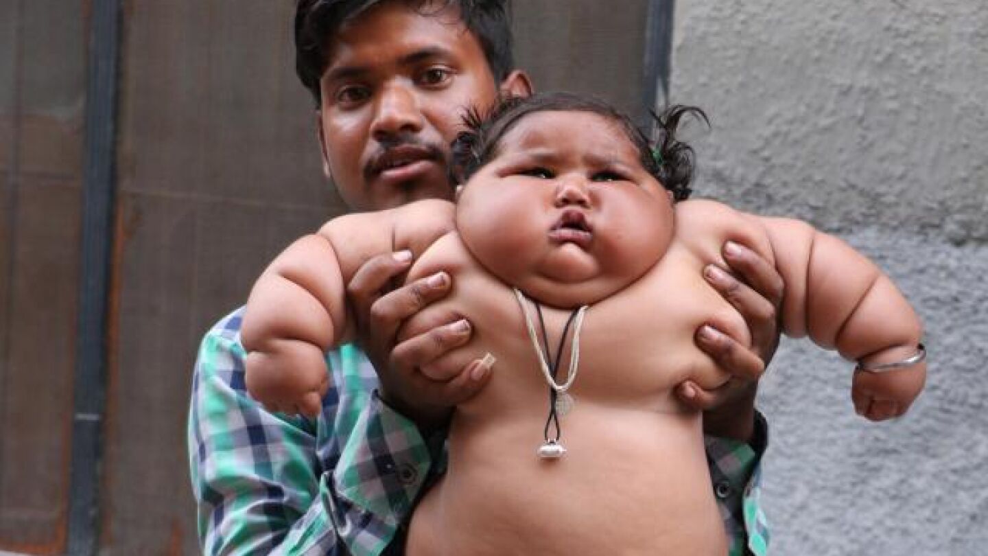 La peque&ntilde;a Chachat junto a su padre 