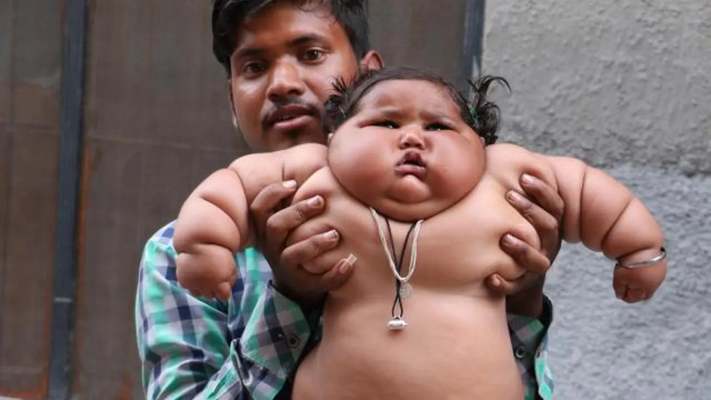 La pequeña Chachat junto a su padre La pequeña Chachat junto a su padre