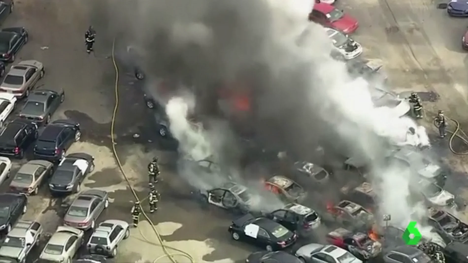 Aparatoso incendio en un aparcamiento de California, en Estados Unidos