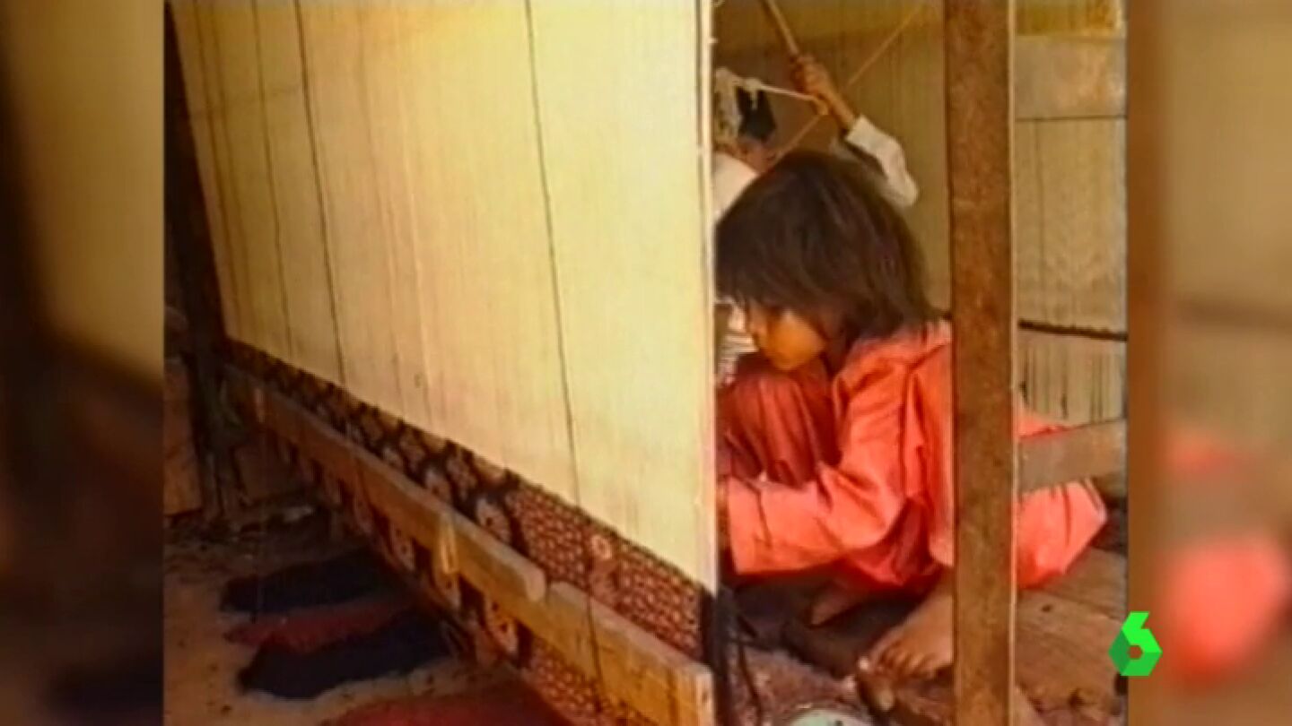 Ni&ntilde;a esclava tejiendo alfombra
