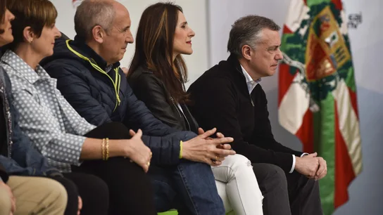 El lehendakari vasco, Iñigo Urkullu escucha la intervención de Andoni Ortuzar El lehendakari vasco, Iñigo Urkullu escucha la intervención de Andoni Ortuzar