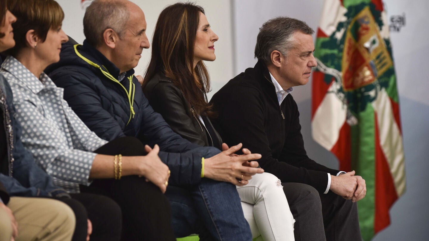 El lehendakari vasco, I&ntilde;igo Urkullu escucha la intervenci&oacute;n de Andoni Ortuzar