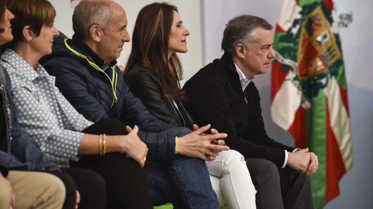 El lehendakari vasco, Iñigo Urkullu escucha la intervención de Andoni Ortuzar El lehendakari vasco, Iñigo Urkullu escucha la intervención de Andoni Ortuzar